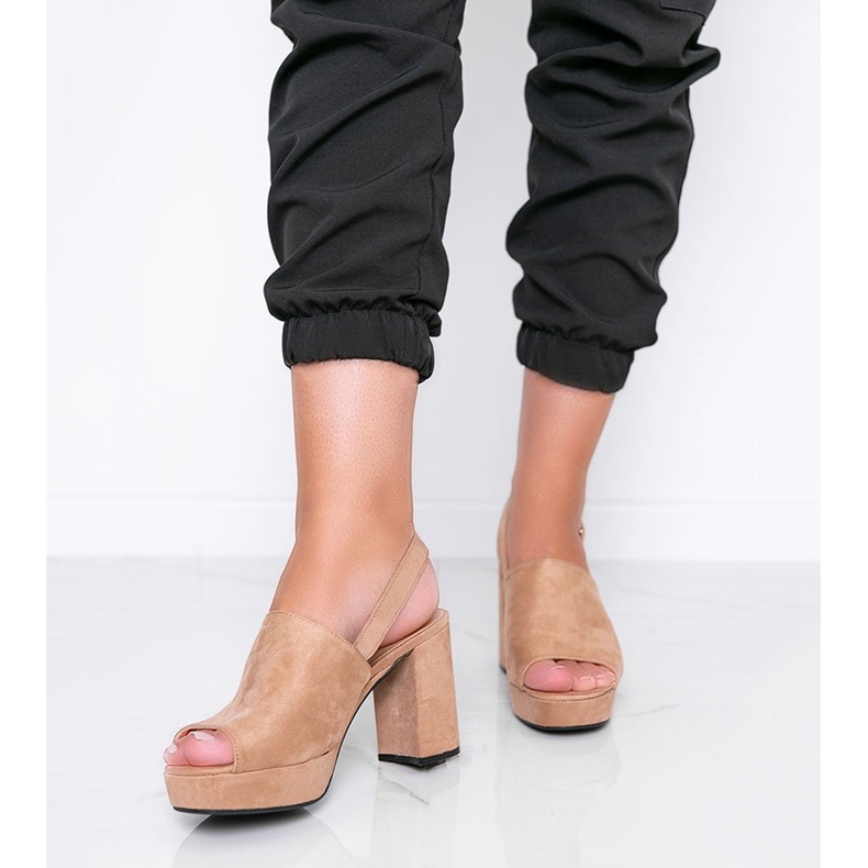 Bézs színű szandál Chikie poszton 1