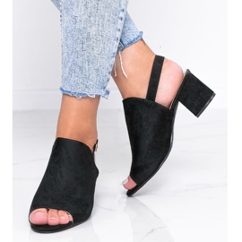 Fekete szandál egy posztón, Blubbery felsőrésszel 1