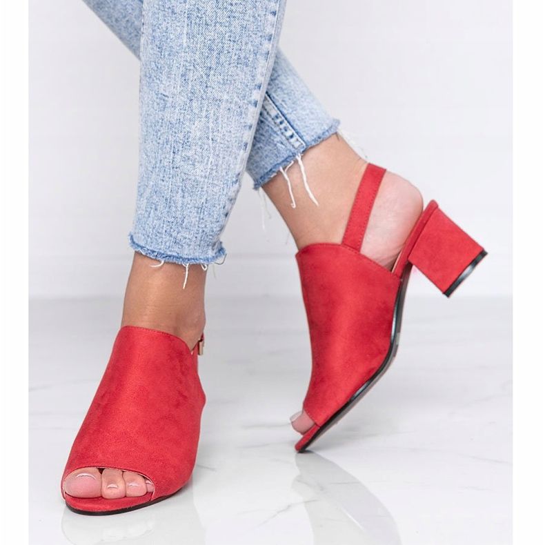 Piros szandál egy poszton, Blubbery szárral 1 Piros szandál egy poszton, Blubbery szárral 1