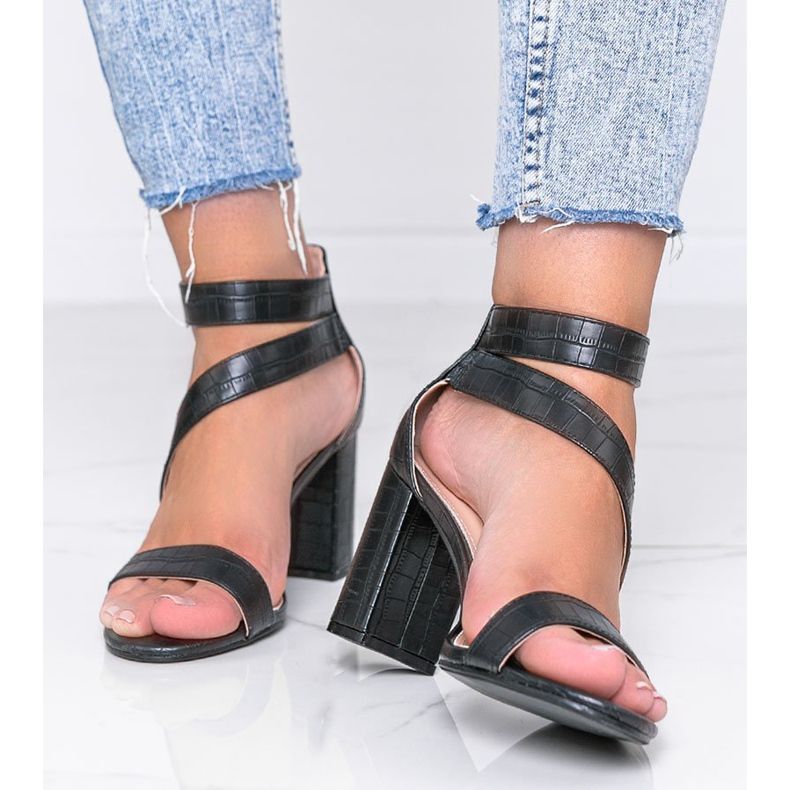 Fekete szandál ezüst poroszlopon 1