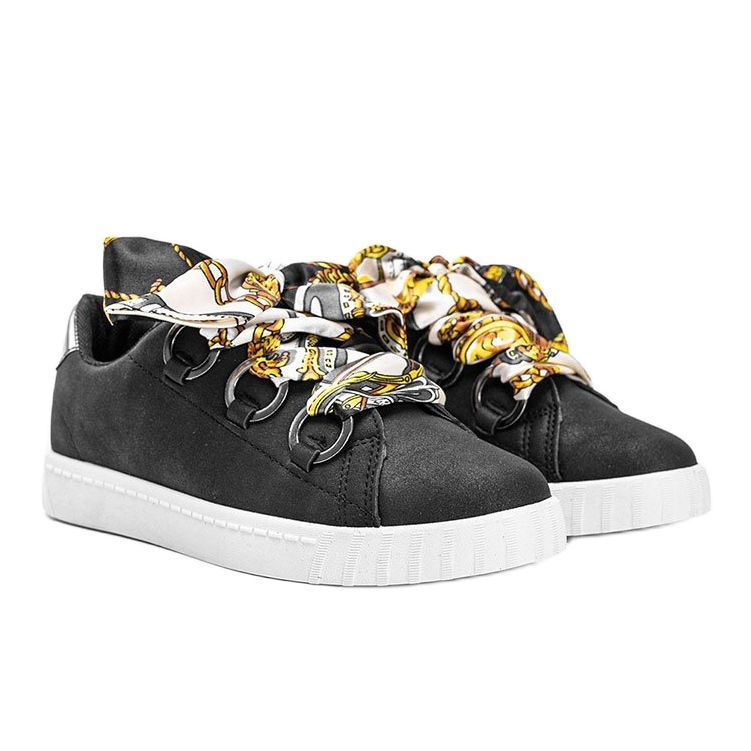 Fekete cipők szatén kötéssel a Kisionis -től 1