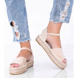 Bézs színű szandál a Pearl River platformon 1