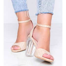 Bézs színű pumpák egy oszlopon, átlátszó No Fear sarokkal 1