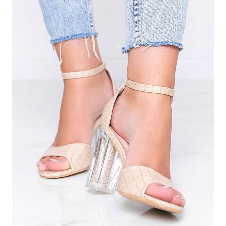 Bézs színű pumpák egy oszlopon, átlátszó No Fear sarokkal 1