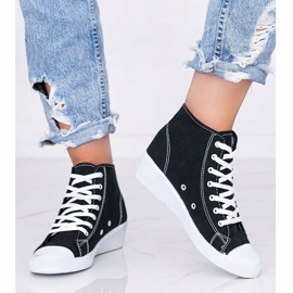 Fekete bokáig érő cipők a Marine ékén 1