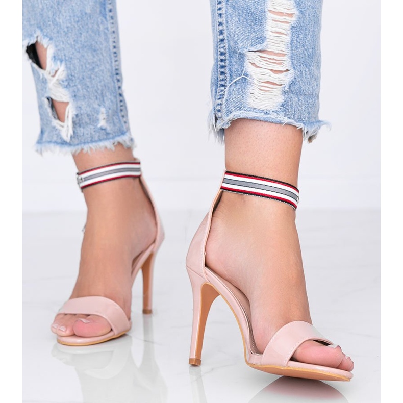 Bézs színű szandál Michel tűsarkán 1