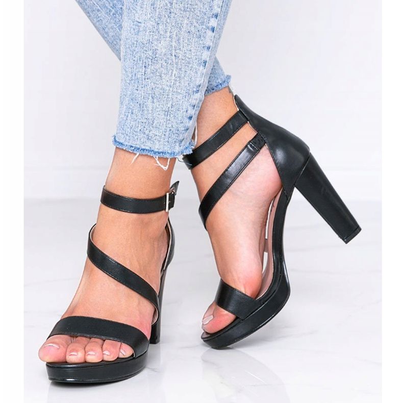 Fekete szandál a Got You platformon 1