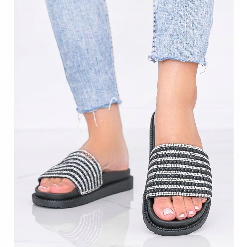 Fekete papucsot gazdagon díszített Trisha 1