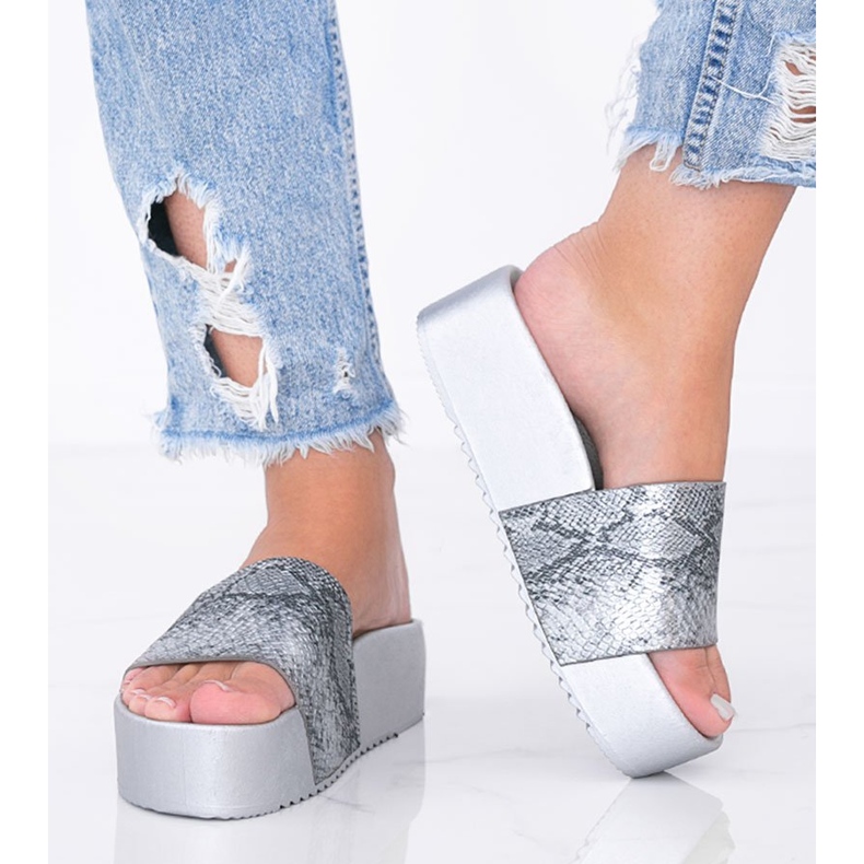 Szürke papucs vastag talpán, Crysta kígyóbőr mintával 1