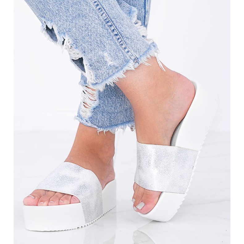 Fehér szandál vastag Crysta talpon 1