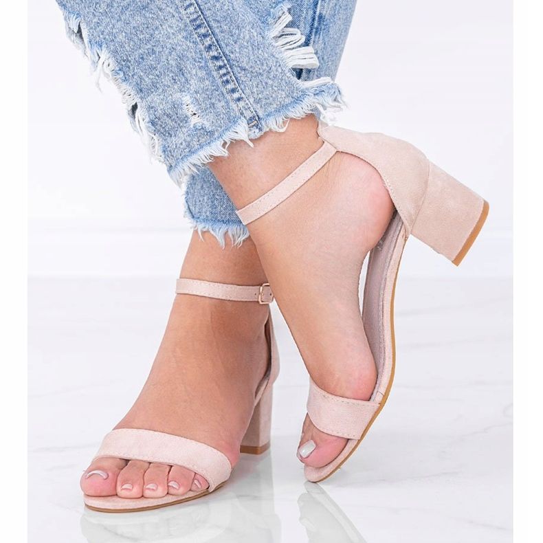 Bézs színű szandál alacsony posztón Az érintése 1