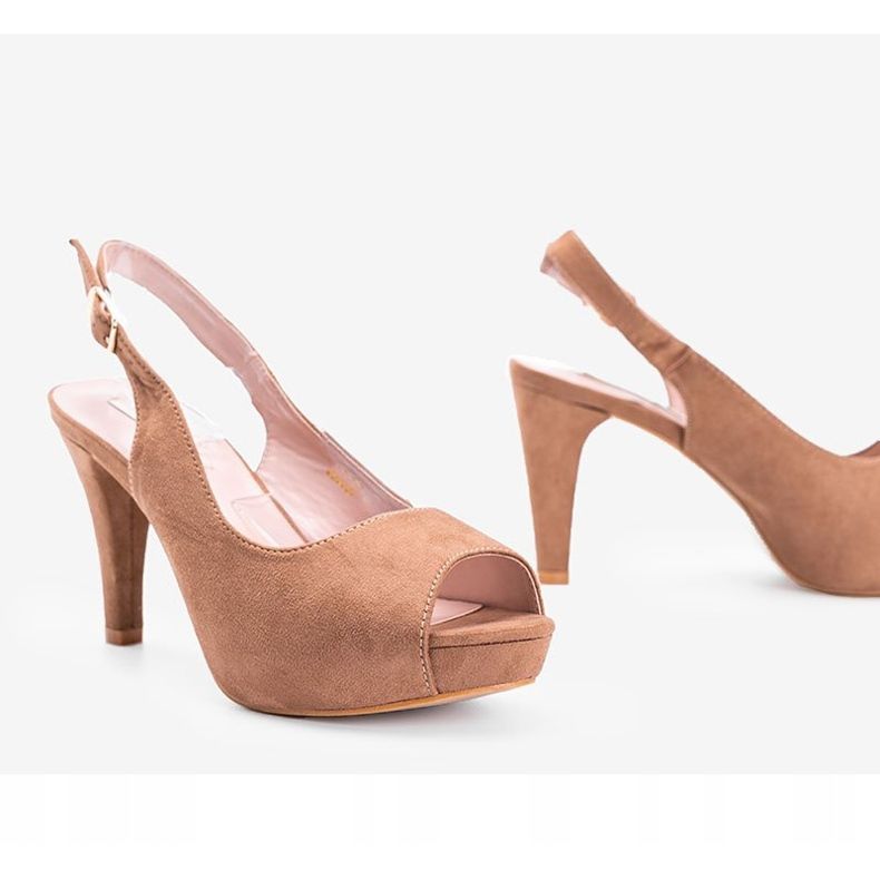 Jun barna tűsarkú szandálja 1