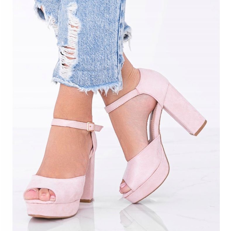 Bézs színű szandál a Swing platformon 1