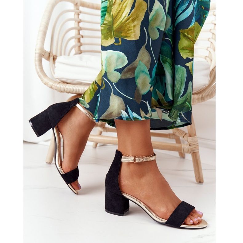 Velúr fekete szandál sarkán Janet 2