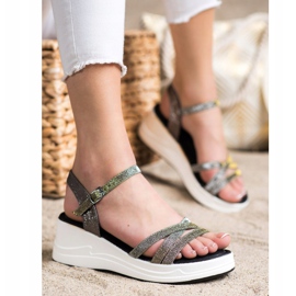 Small Swan Csillogó szandál az ék fekete 1