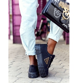 Női cipők a fekete nagyvárosi életplatformon 1