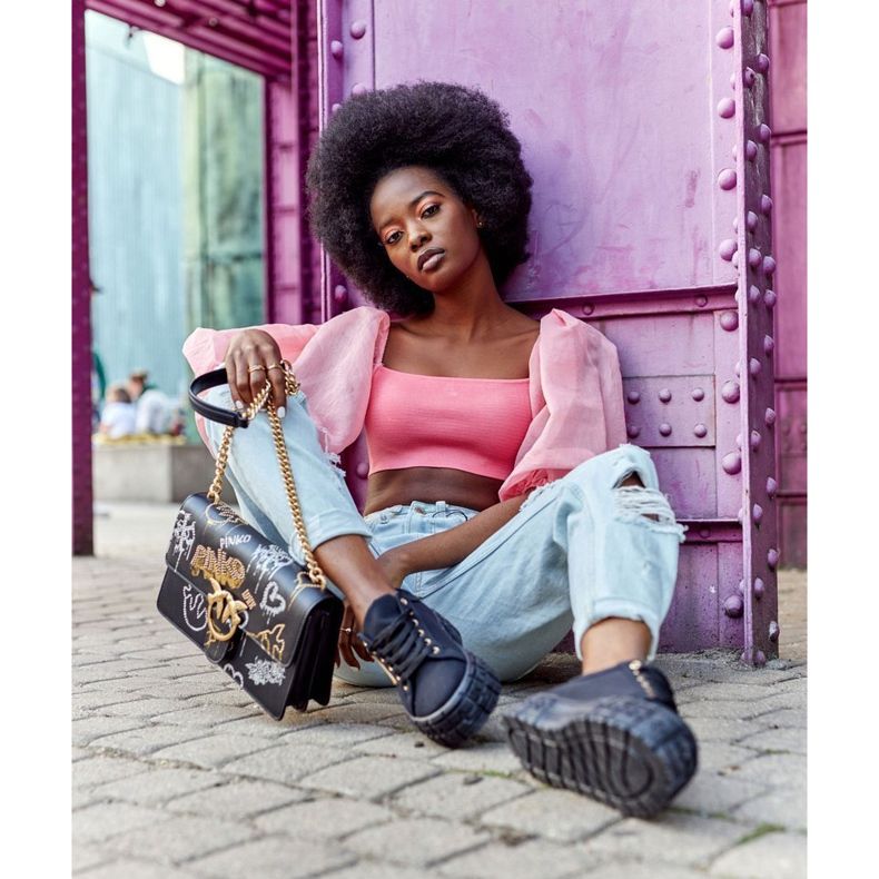 Női cipők a fekete nagyvárosi életplatformon 2