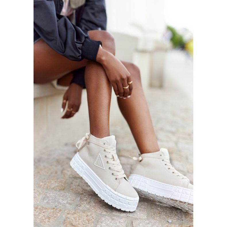 Női magas tornacipő egy bézs színű Manhattan platformon 2