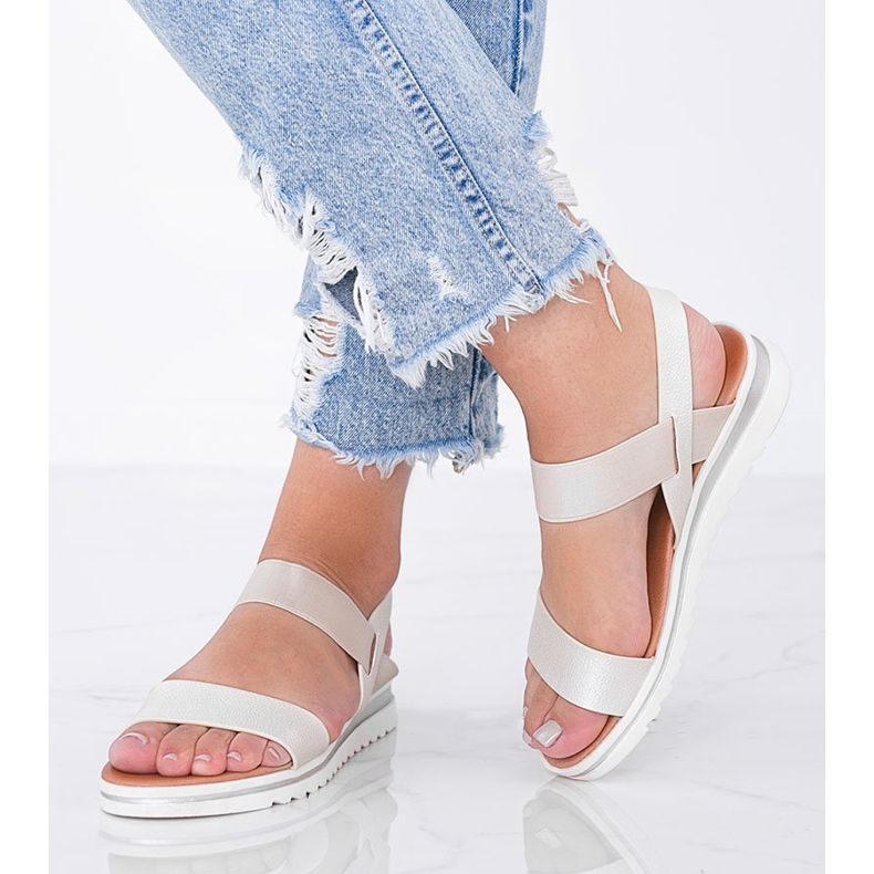 Bézs színű szandál vastag Cro talpon 1