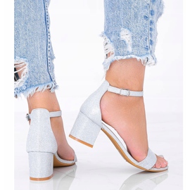 Ezüst fényes szandál egy alacsony Malabo posztón 1