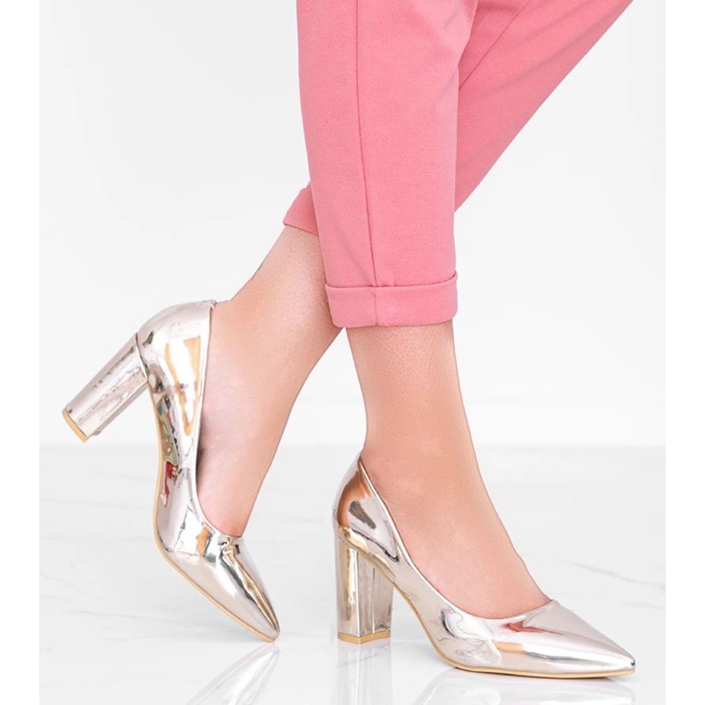 Aranyszivattyúk a CowGirl poszton aranysárga 1