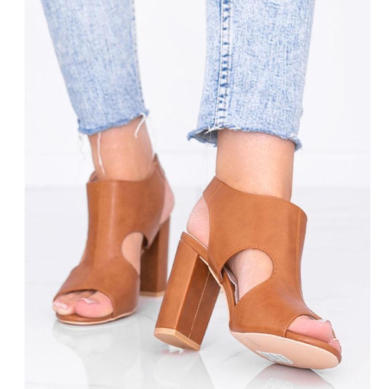 Barna szandál a Gally posztón 1