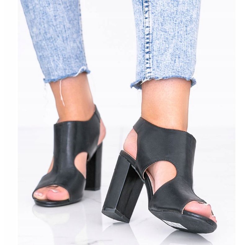 Fekete szandál a Gally posztón 1