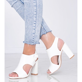 Fehér szandál a Gally oszlopon 1 Fehér szandál a Gally oszlopon 1