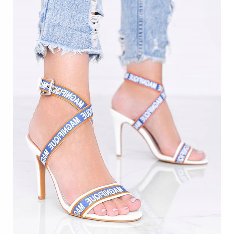 Venusi fehér tűsarkú szandál 1