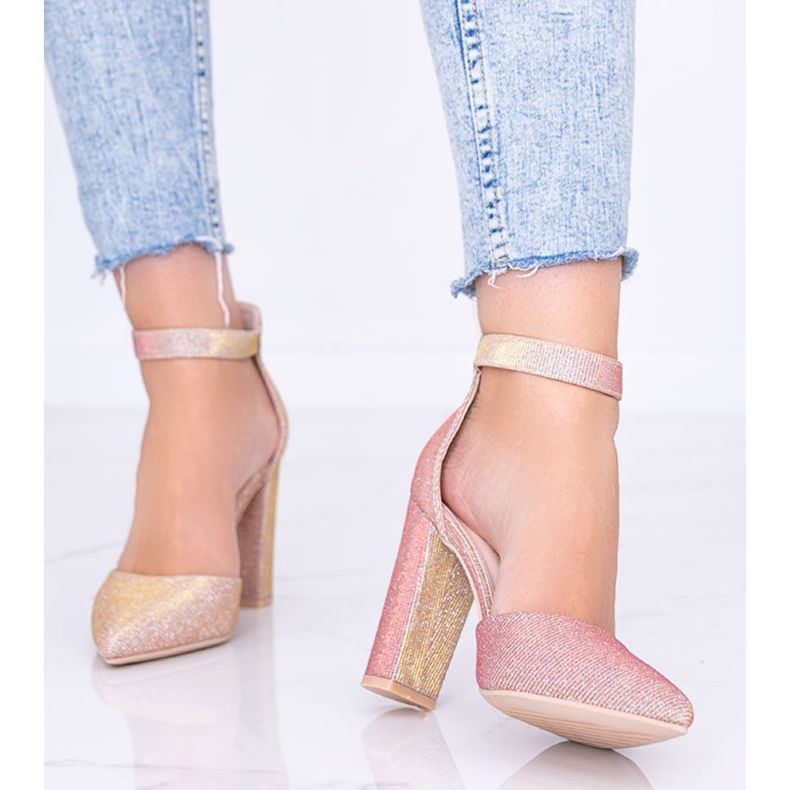 Rózsaszín fényes szivattyúk Mila posztján aranysárga 1