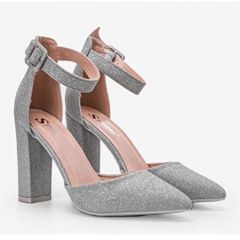 Fényes ezüst szivattyúk Mila posztján 1