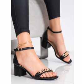 SHELOVET Szandál dekoratív lánccal fekete 1