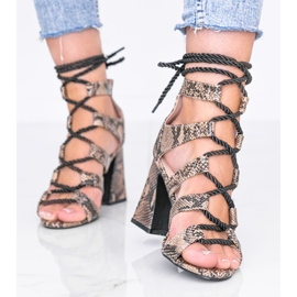 Vidám kígyóbőr motívum bézs színű szandálban 1