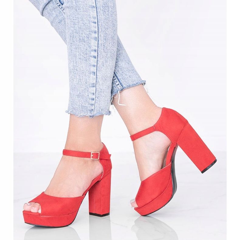 Piros szandál a Swing platformon 1