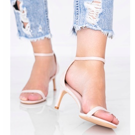 Bézs színű szandál alacsony sarkon a New Love -tól 1