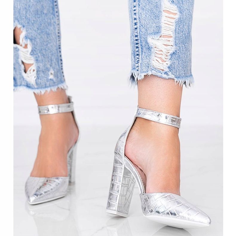 Ezüst szivattyúk az oszlopon a Glamour krokodil bőr mintázatában 2