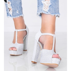 Fényes ezüst szivattyúk az Elissa oszlopon 1