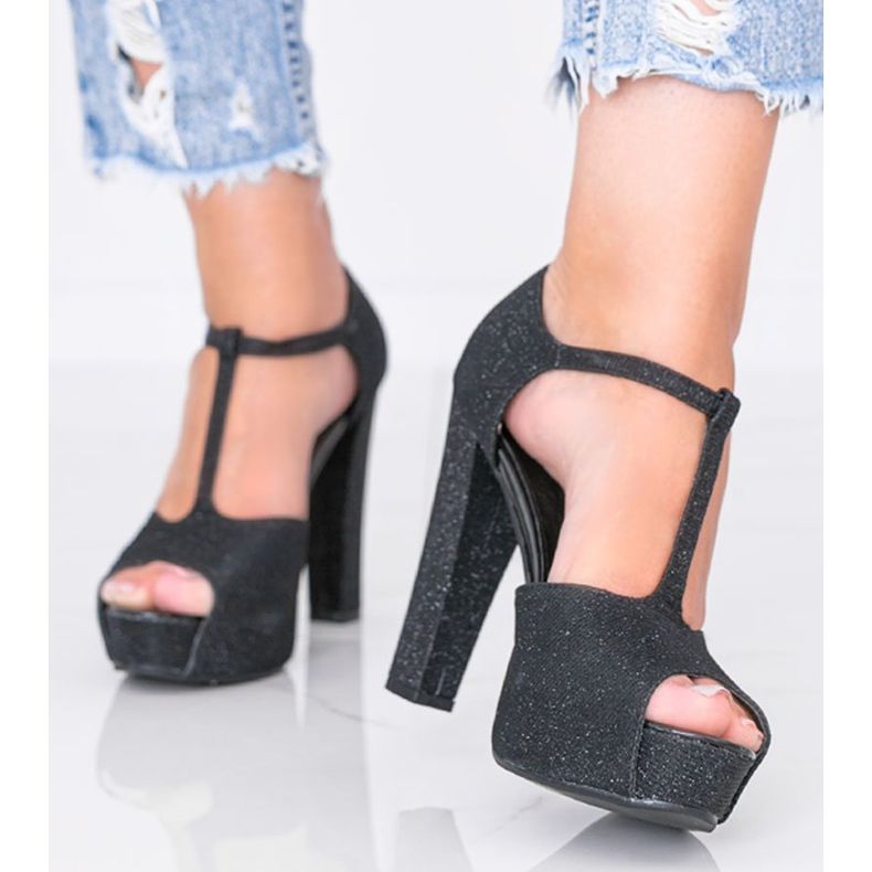 Fényes fekete szivattyúk az Elissa oszlopon 1