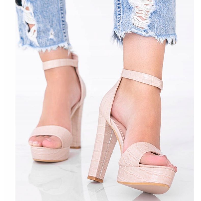 Bézs színű szandál az Avila krokodilbőr motívumán 1