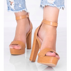 Teve szandál az Avila krokodilbőr motívumán barna 1