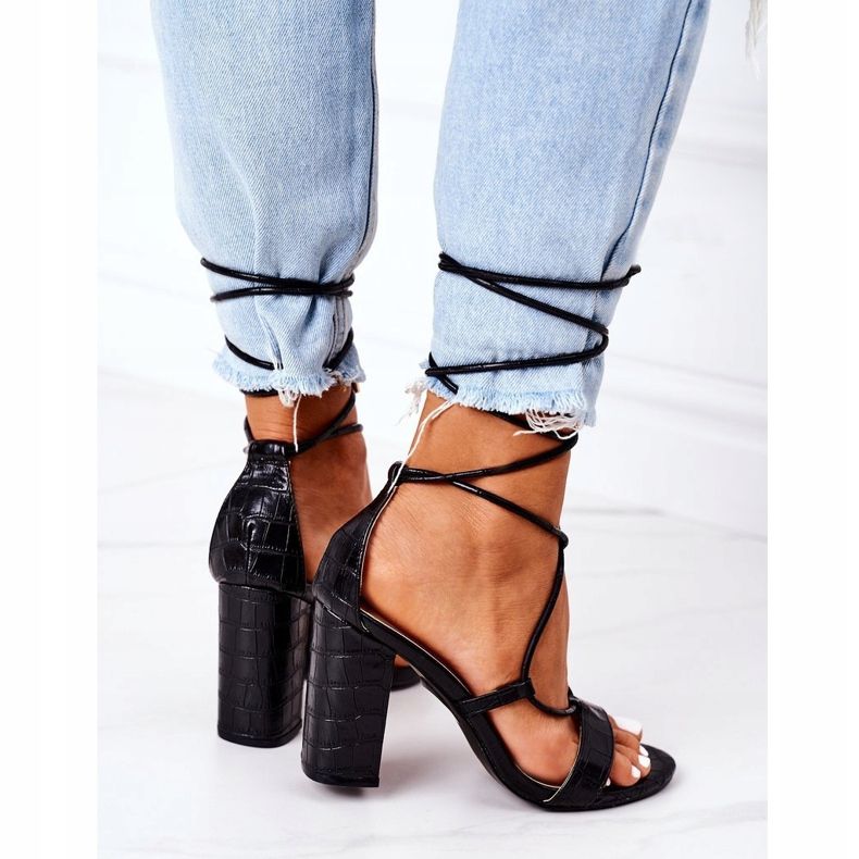 PS1 Kötött szandál egy fekete kifutón 1