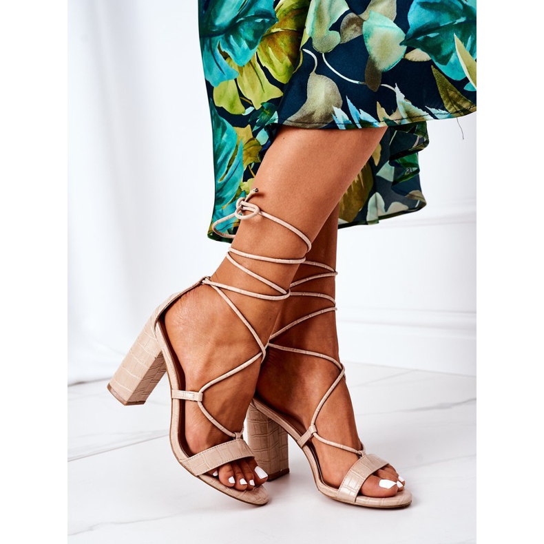 PS1 Kötött szandál egy bézs Catwalk bárban 1