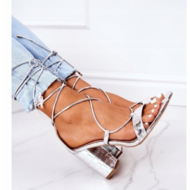 PS1 Kötött szandál egy ezüst kifutón 1