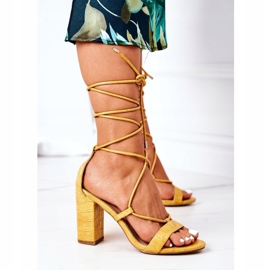 PS1 Kötött szandál egy sárga kifutón 2 PS1 Kötött szandál egy sárga kifutón 2