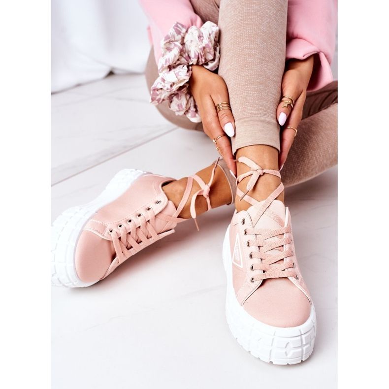 Női cipők a rózsaszín nagyvárosi életplatformon 1