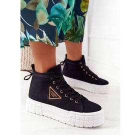 Női magas cipők egy fekete Manhattan platformon 1