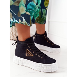 Női magas cipők egy fekete Manhattan platformon 2