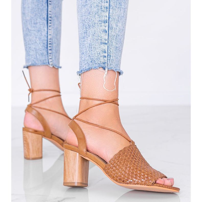 Barna fonott szandál az Estrella oszlopon 1