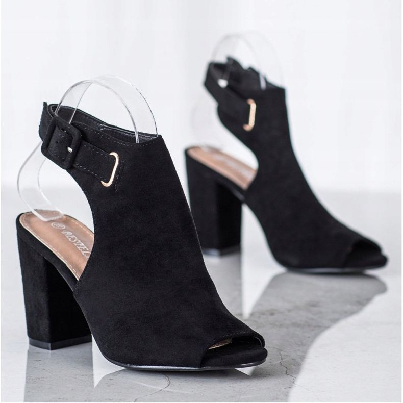 Bestelle Zárt szandál csattal fekete 1