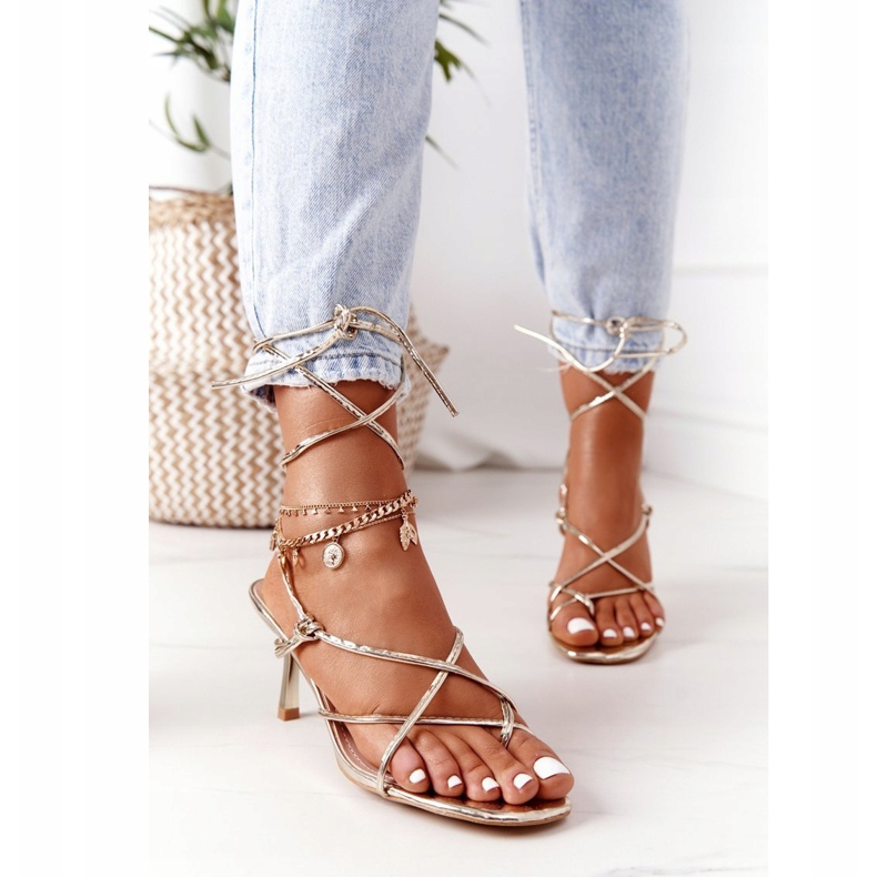 PS1 Kötött szandál egy magas sarkú, négyszögletes orrú arany kifutópályával aranysárga 1